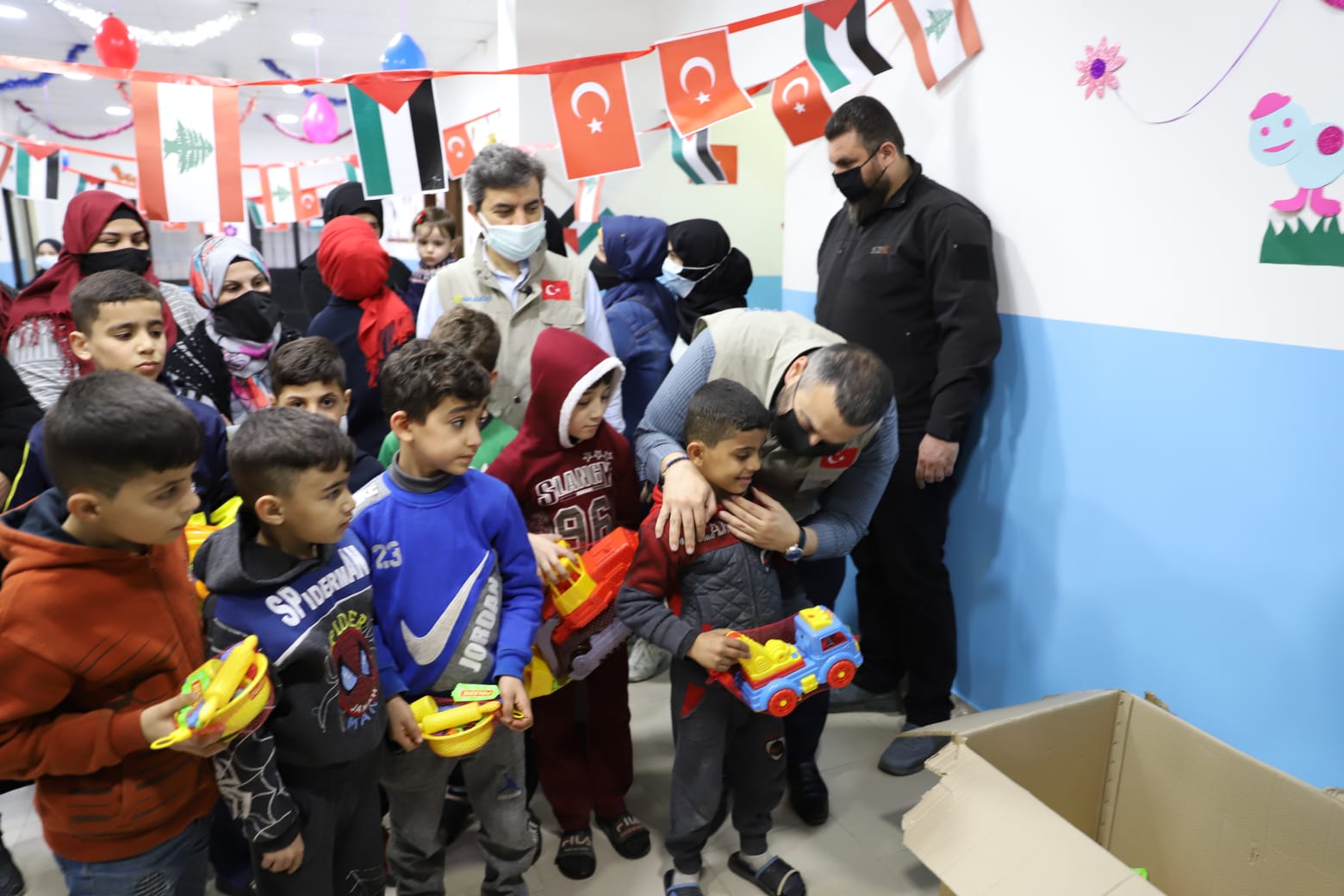 Binali Yıldırım ve ailesinden Lübnan’da mültecilere Ramazan yardımı